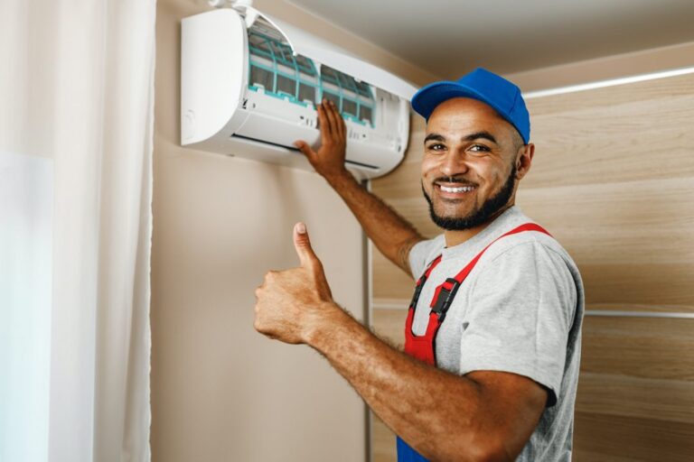Technicien installant une climatisation murale